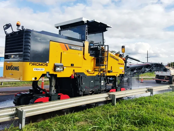 LIUGONG M200E Milling Machine Supports Highway Construction in Brazil